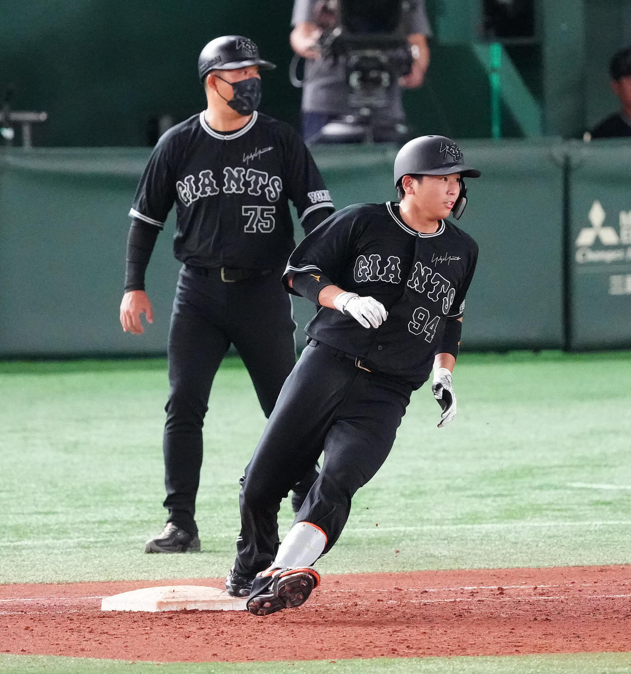 巨人対DeNA 7回裏巨人2死二、三塁、プロ初安打となる2点適時打を放った喜多（右）（撮影・江口和貴）