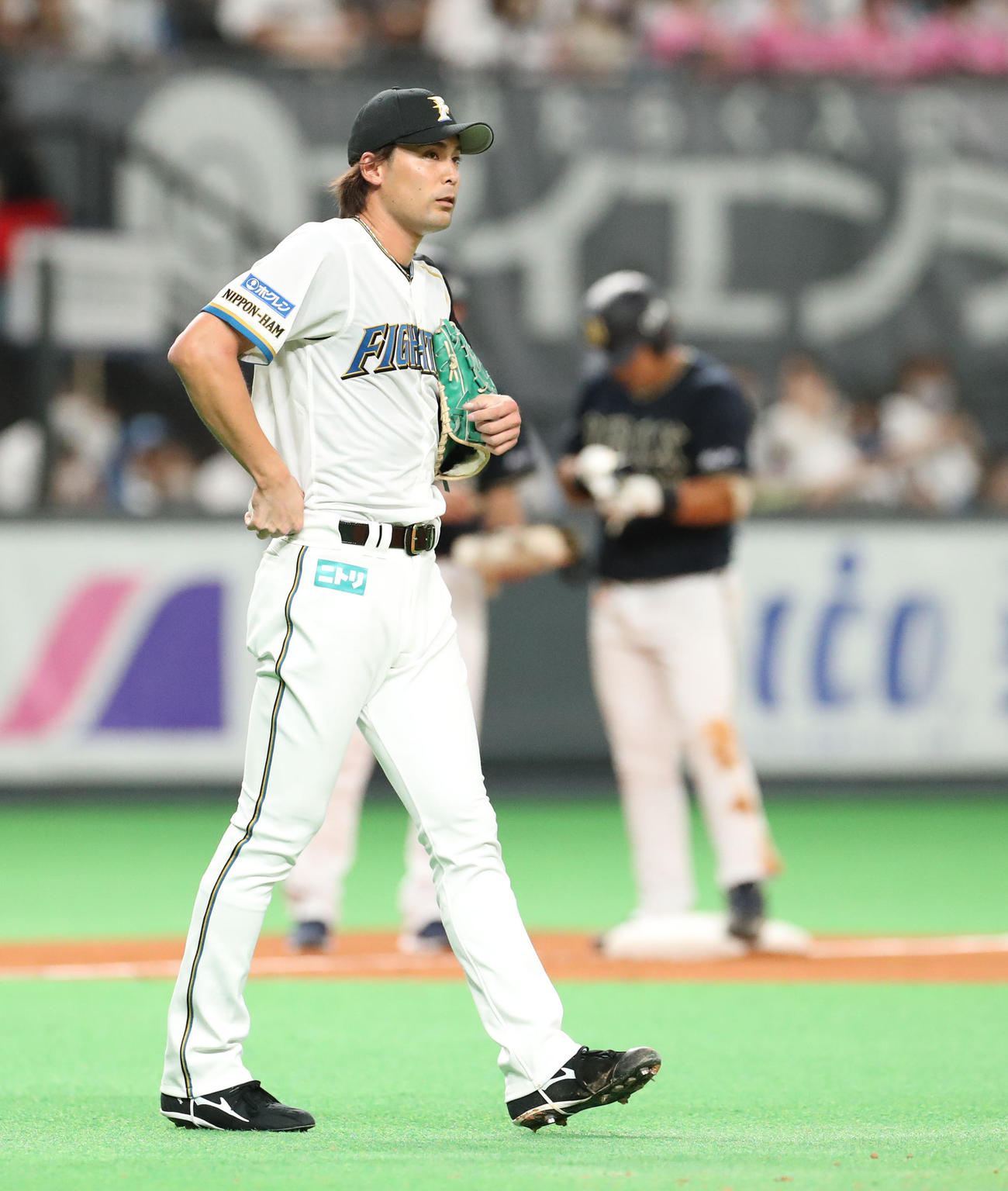 日本ハム対オリックス　3回表オリックス1死二塁、上原（左手前）は西村に先制となる適時三塁打を浴びる（撮影・佐藤翔太）