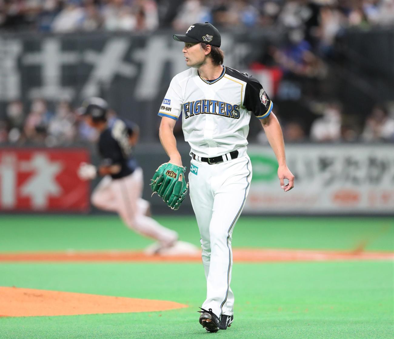 日本ハム対オリックス　3回表オリックス1死二塁、西村に適時三塁打を浴びる上原（撮影・黒川智章）