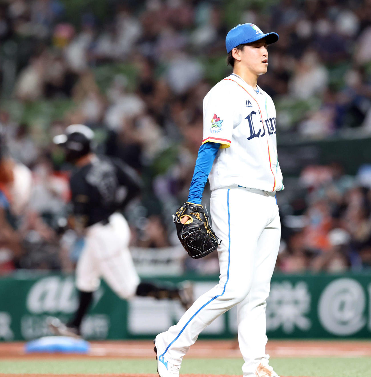 西武対ロッテ　1回表ロッテ1死一、二塁、山口に左越え3点本塁打を許した隅田（撮影・浅見桂子）