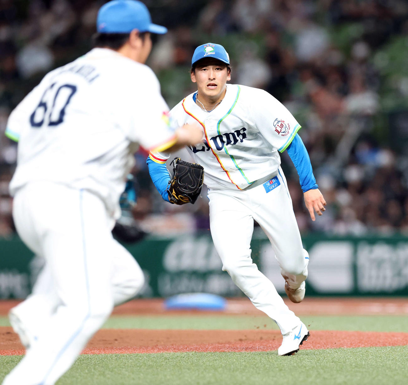 西武対ロッテ　1回表ロッテ無死一塁、高部の送りバントでダッシュする隅田。手前は中村（撮影・浅見桂子）