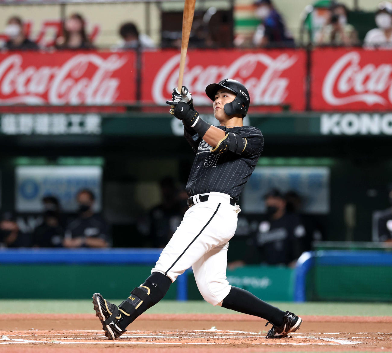 西武対ロッテ　1回表ロッテ1死一、二塁、山口は左越え3点本塁打を放つ（撮影・浅見桂子）