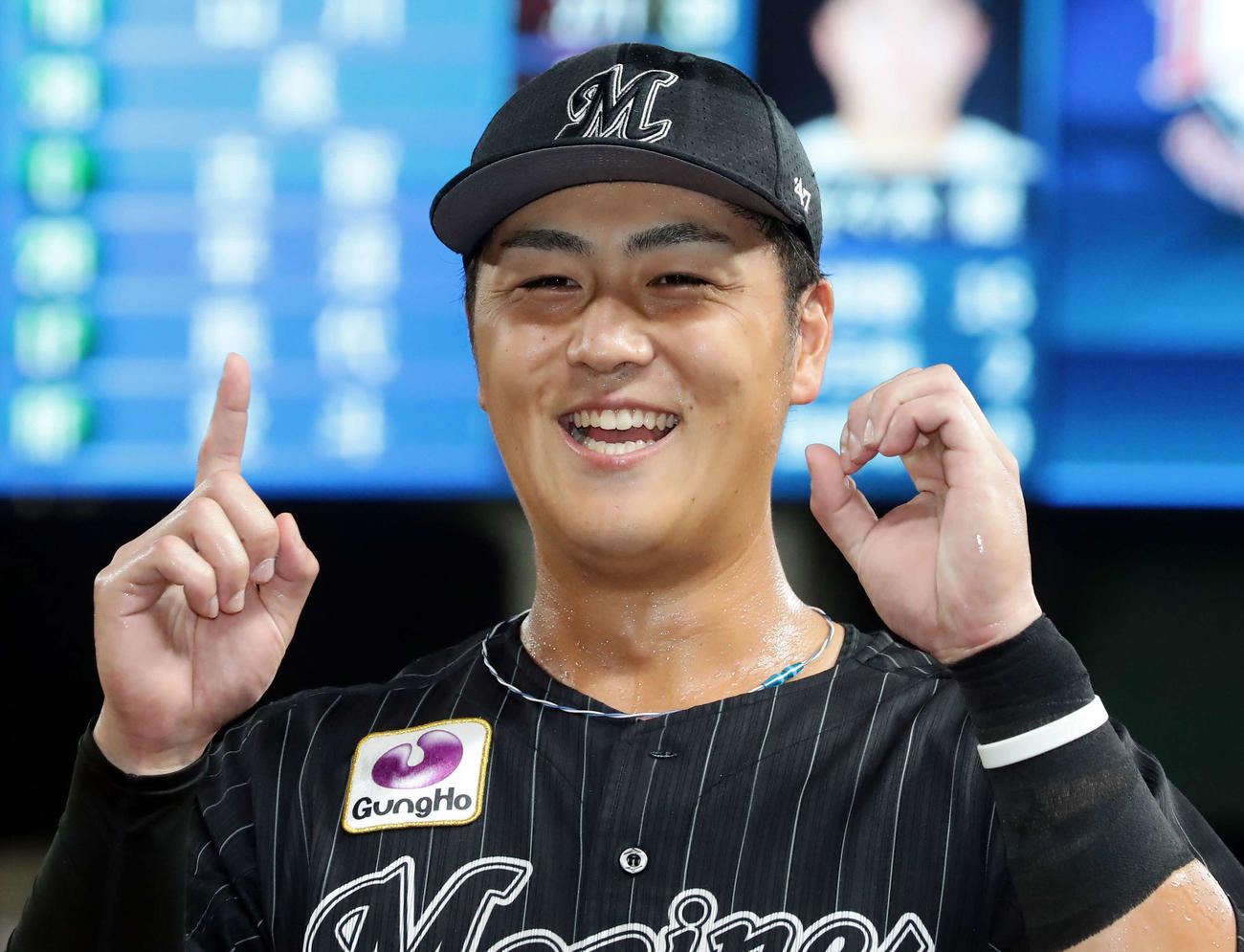 西武対ロッテ　自身初の2ケタ本塁打のロッテ山口は「10」と笑顔でポーズ（撮影・浅見桂子）