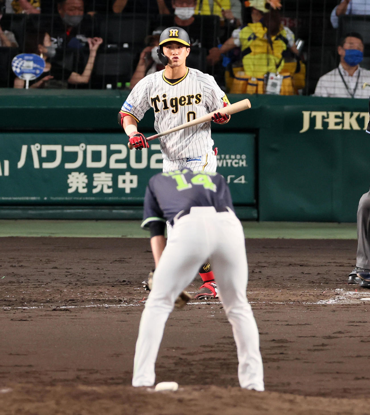 阪神対ヤクルト　4回裏阪神無死満塁、押し出し四球を選ぶ木浪。投手は高梨（撮影・加藤哉）