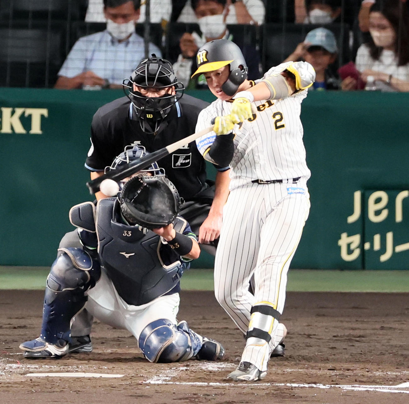 阪神対ヤクルト　4回裏阪神無死満塁、梅野は左前適時打を放つ（撮影・加藤哉）