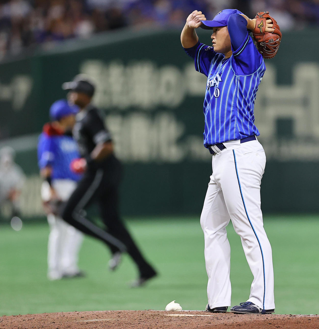 巨人対DeNA 6回裏巨人無死一塁、ポランコ（左）に2点本塁打を浴びる三浦（撮影・垰建太）