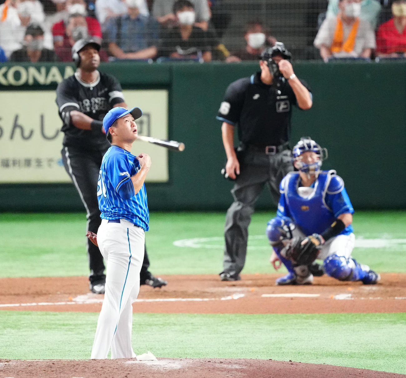 巨人対DeNA 6回裏巨人無死一塁、ポランコ（後方）に2点本塁打を浴びる三浦（撮影・江口和貴）