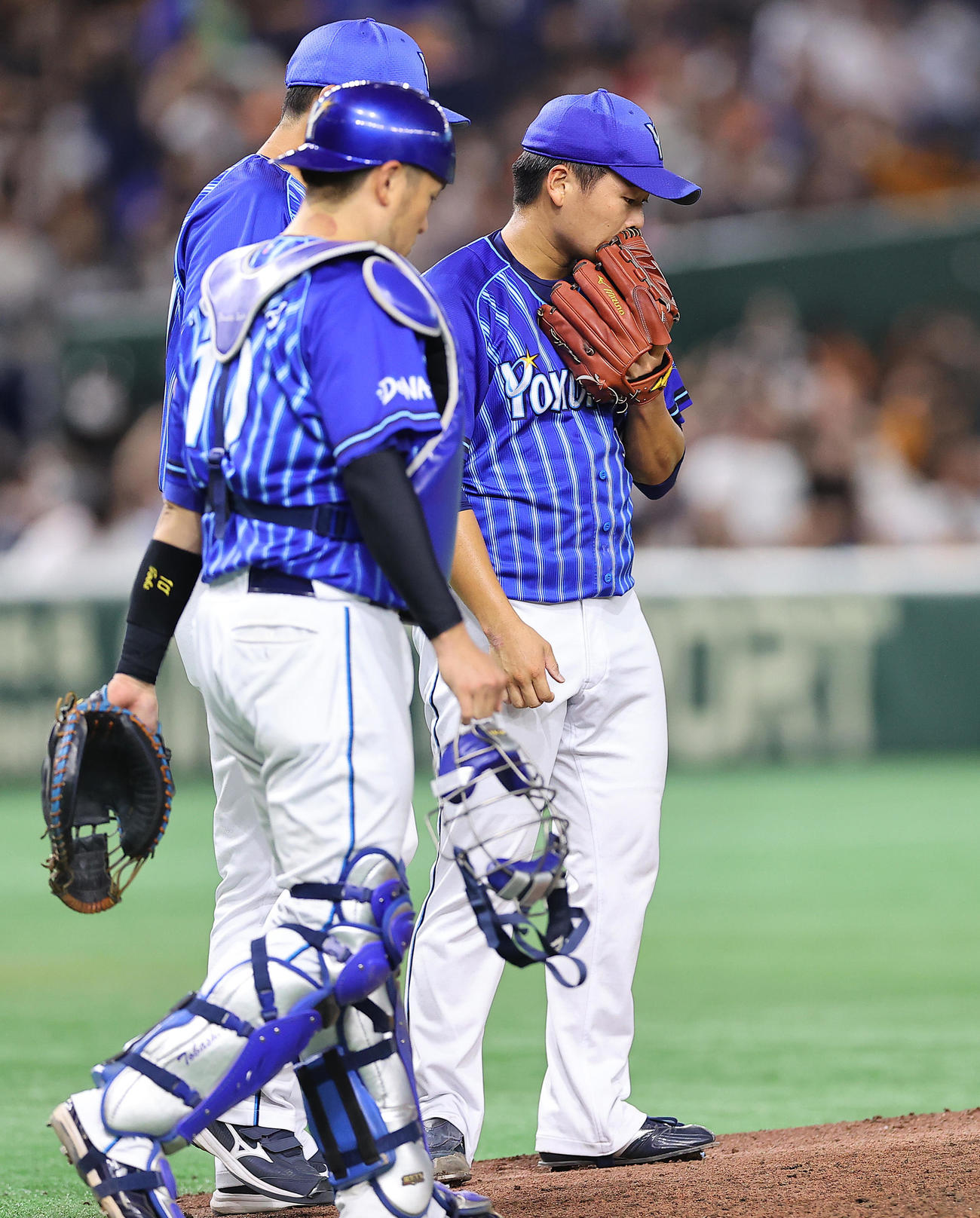 巨人対DeNA 6回裏巨人無死一塁、ポランコに2点本塁打を浴びうつむきながら戸柱（手前）と話す三浦（撮影・垰建太）