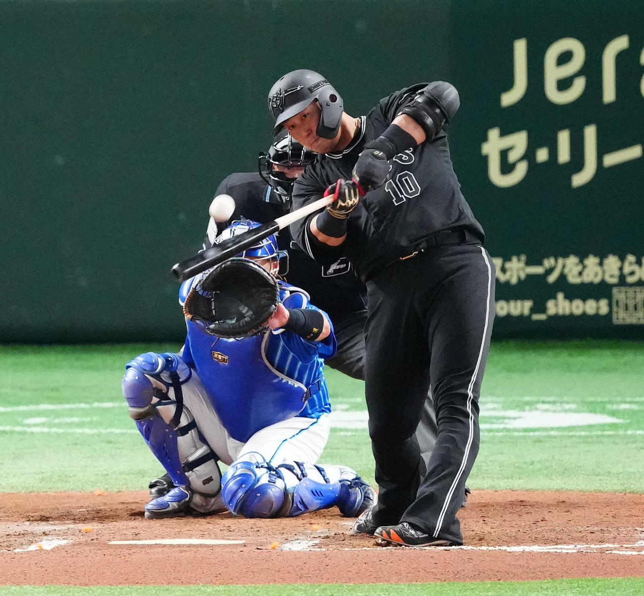 巨人対DeNA 6回裏巨人無死二塁、2点本塁打を放つ中田（撮影・江口和貴）