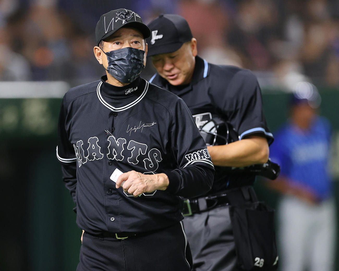 巨人対DeNA 8回表、交代を告げる巨人原監督（撮影・垰建太）