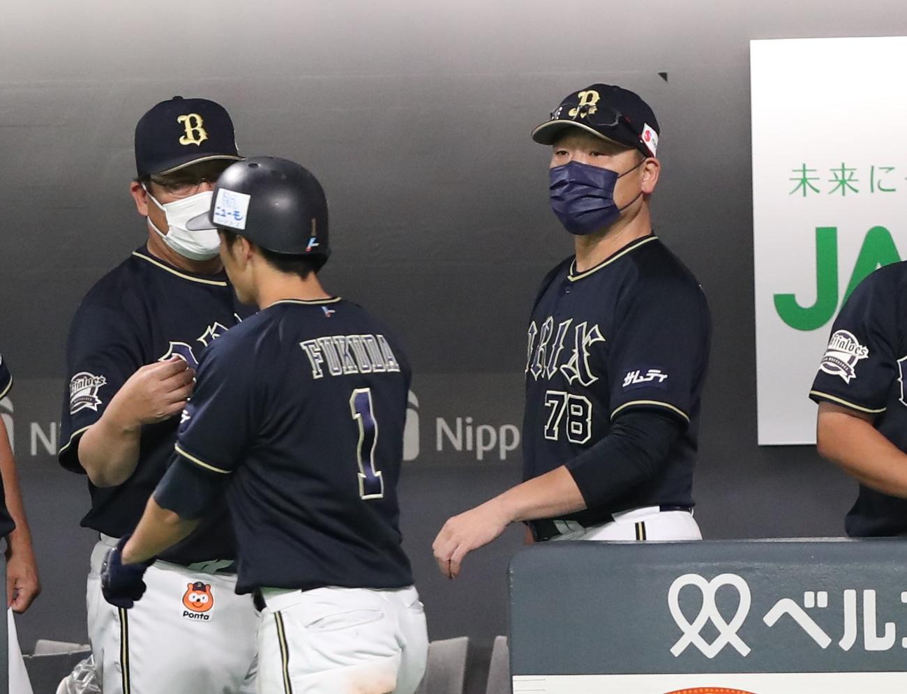 日本ハム対オリックス　3回表、生還した福田を出迎える中嶋監督（右）（撮影・黒川智章）