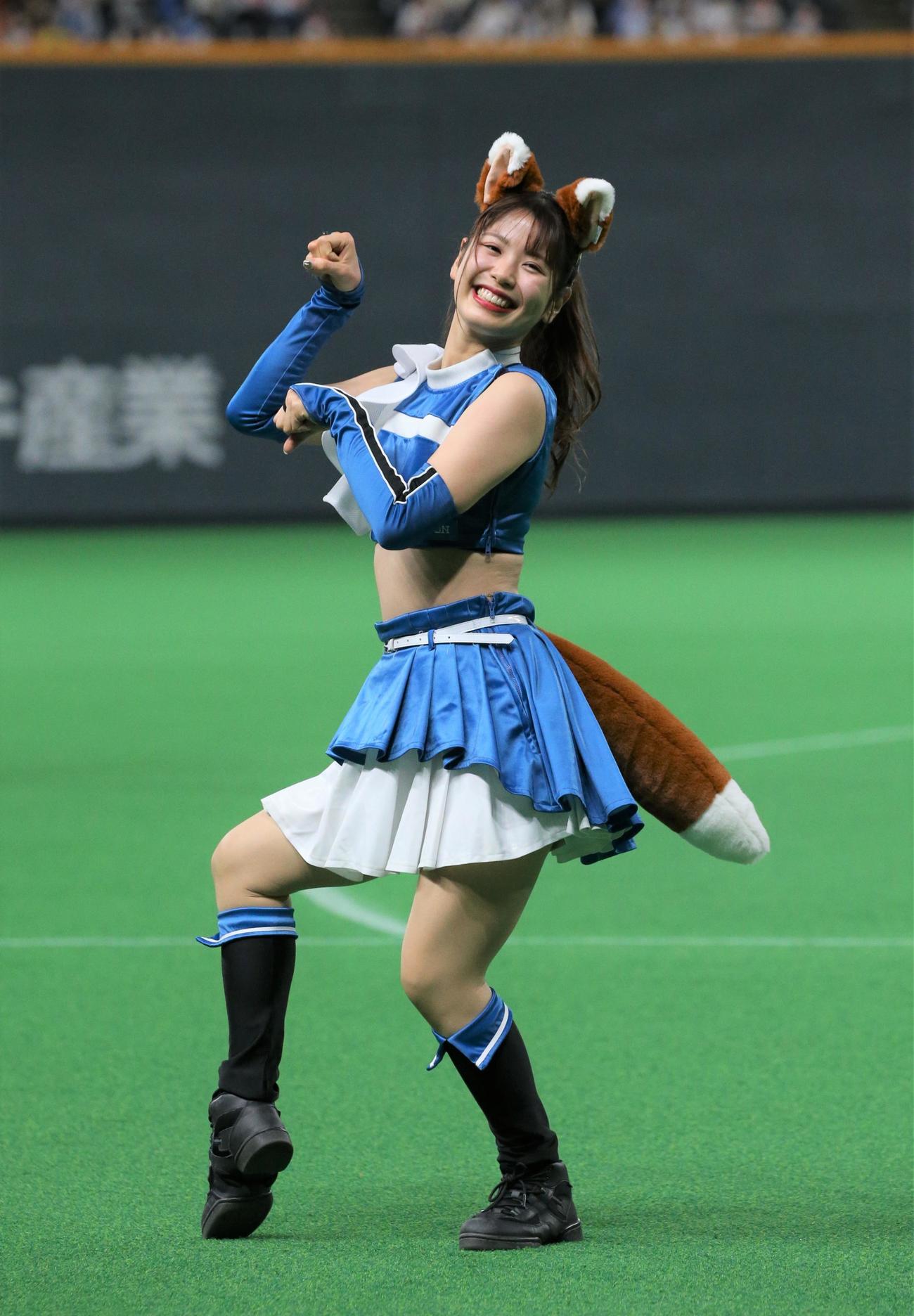 日本ハム対オリックス　「きつねダンス」を踊るファイターズガール（撮影・黒川智章）