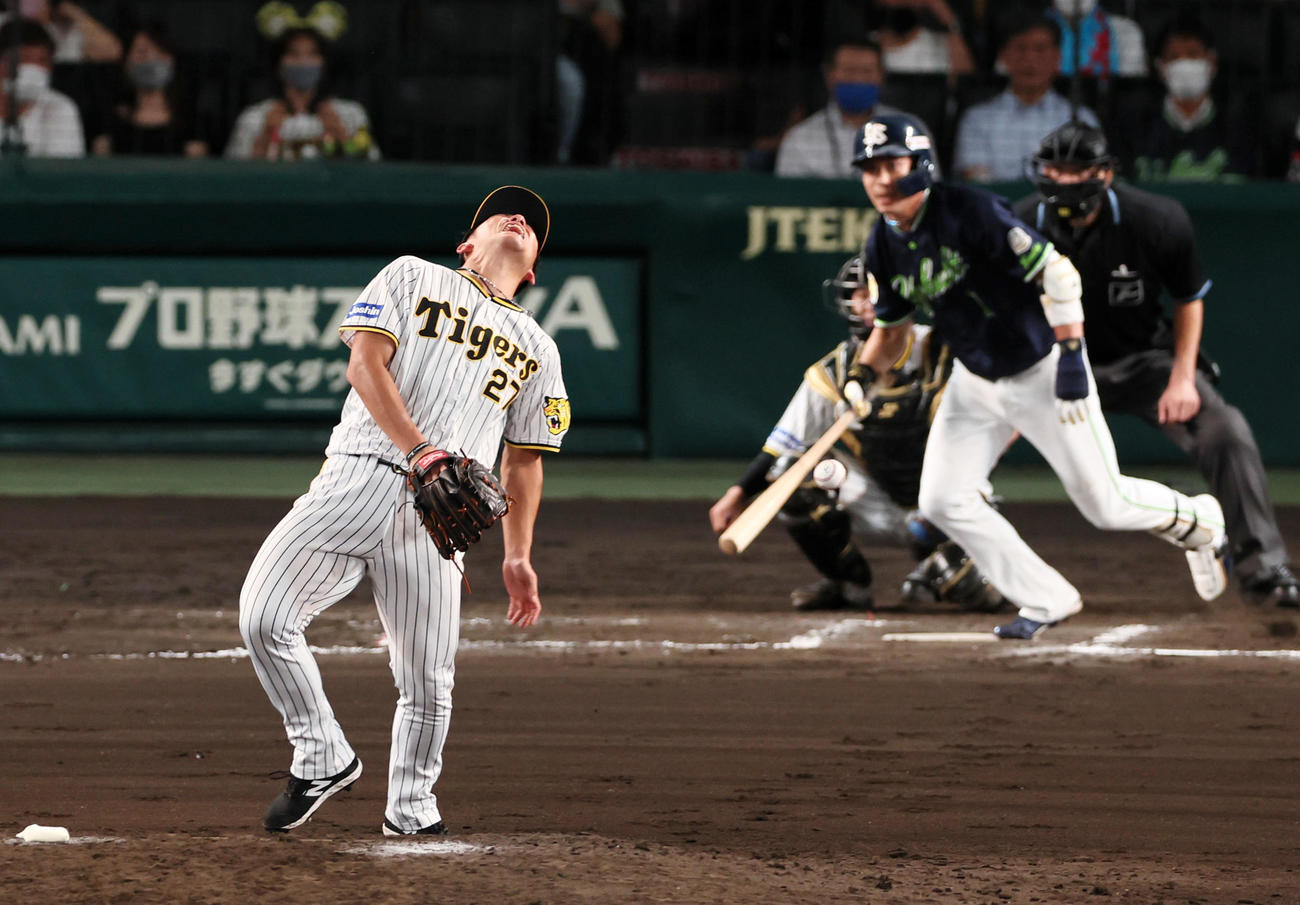 阪神対ヤクルト　7回表ヤクルト無死、伊藤将は山田の打ったボールが身体に直撃しもん絶する（撮影・加藤哉）