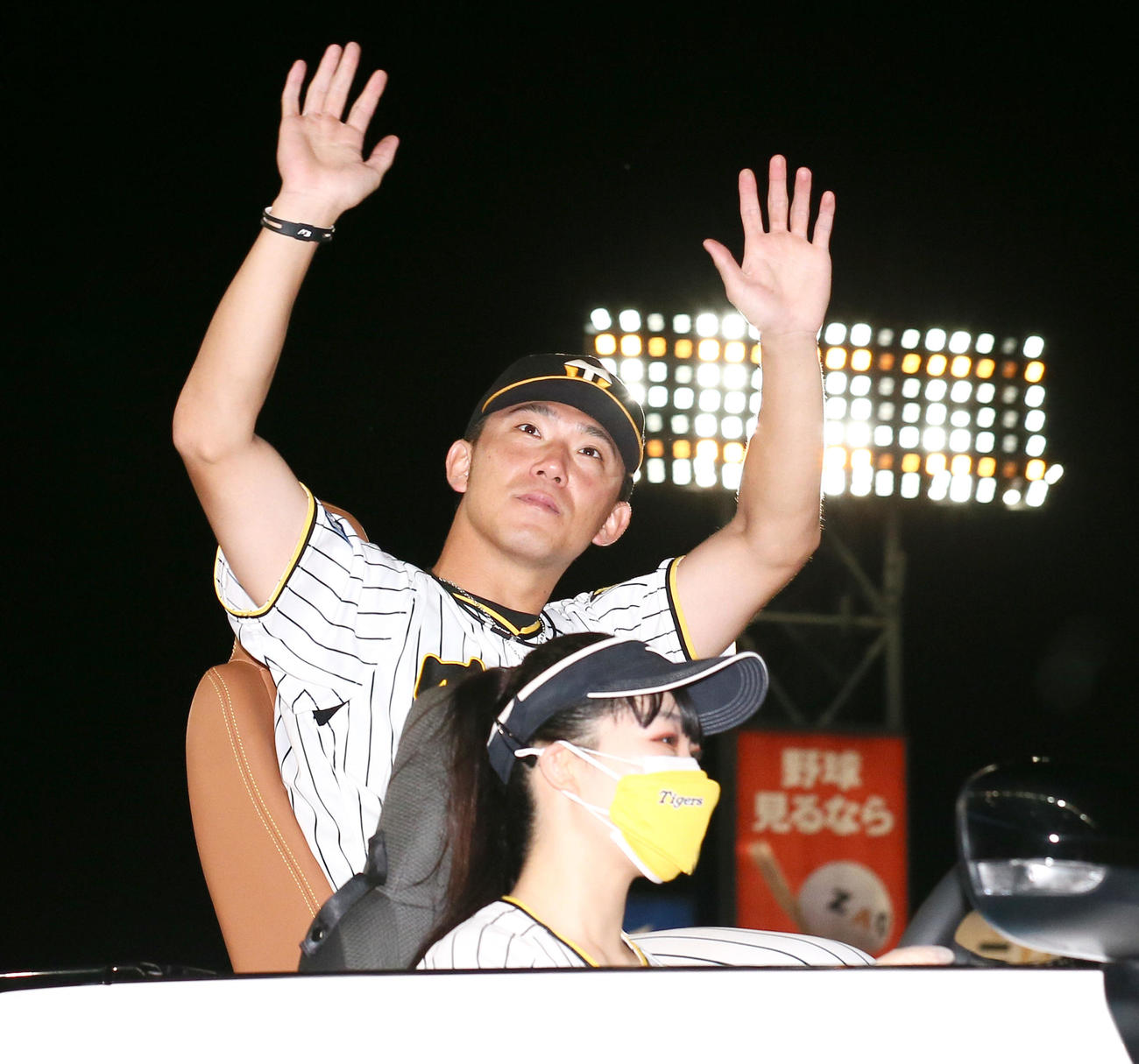 阪神対ヤクルト　ファンの歓声に手を振って応える阪神伊藤将（撮影・上山淳一）