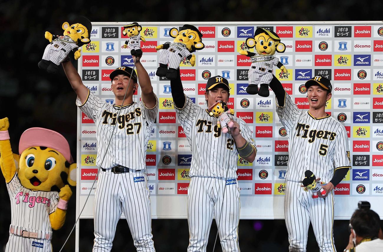 阪神対ヤクルト　お立ち台で「あさっても勝つばい！」と叫ぶ左から伊藤将、梅野、近本（撮影・上田博志）