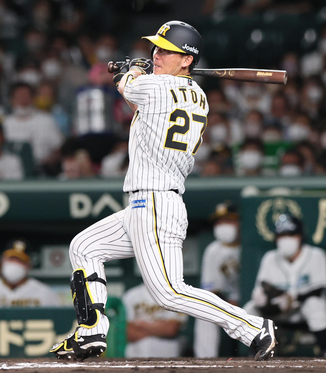 阪神対ヤクルト　7回裏阪神2死一、二塁、伊藤将は左中間へ2点適時二塁打を放つ（撮影・上山淳一）