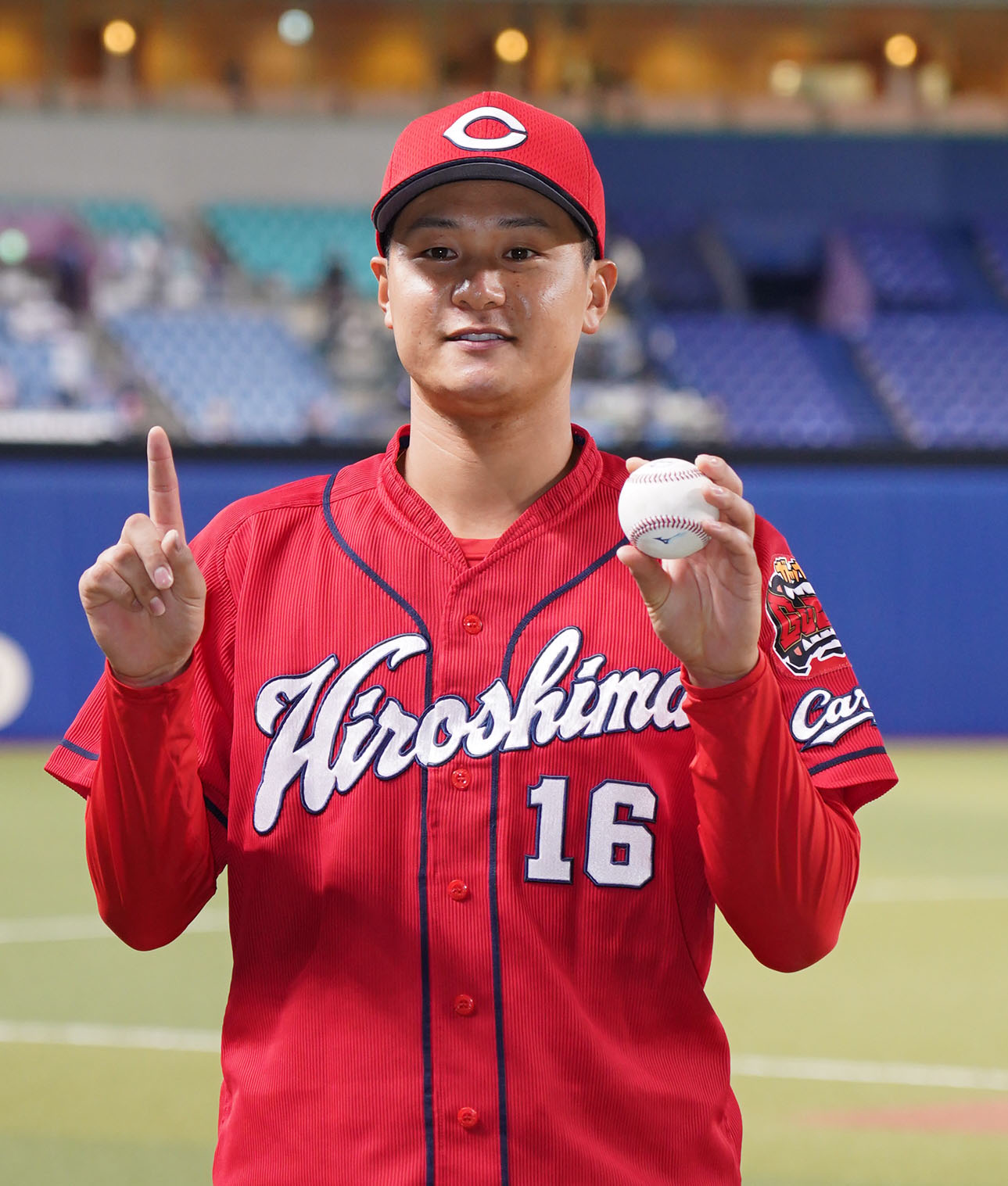 プロ初勝利のウイニングボールを手にポーズを決める森（撮影・森本幸一）