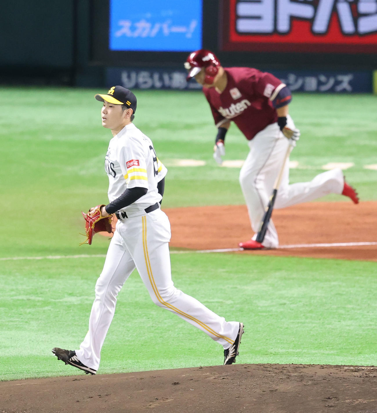 ソフトバンク対楽天　1回表楽天1死三塁、浅村に右前先制適時打を浴びる石川（撮影・梅根麻紀）