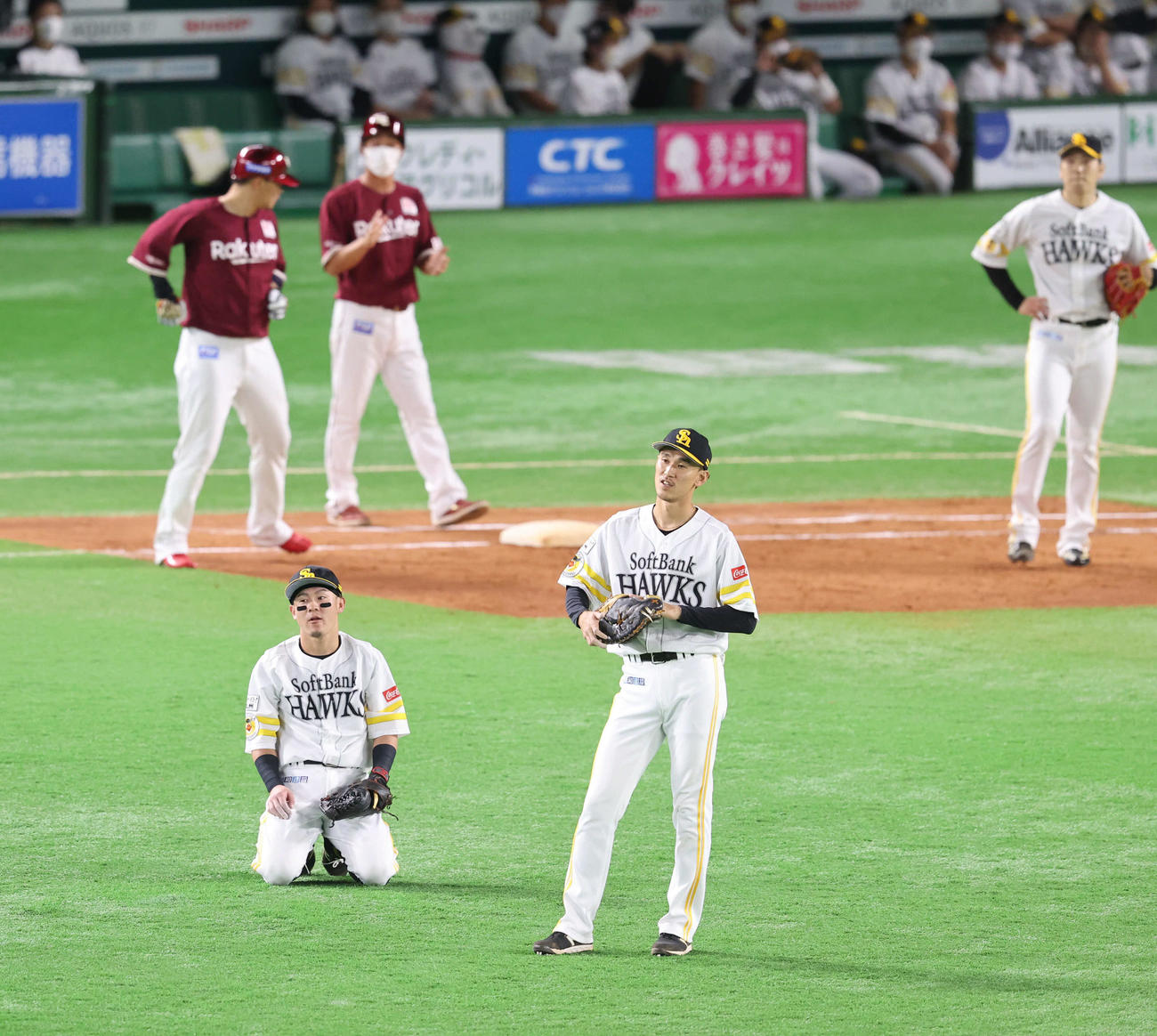 ソフトバンク対楽天　5回表楽天2死二塁、浅村の打球を後逸失点した一塁手の三森（手前右）はガックリ（撮影・梅根麻紀）