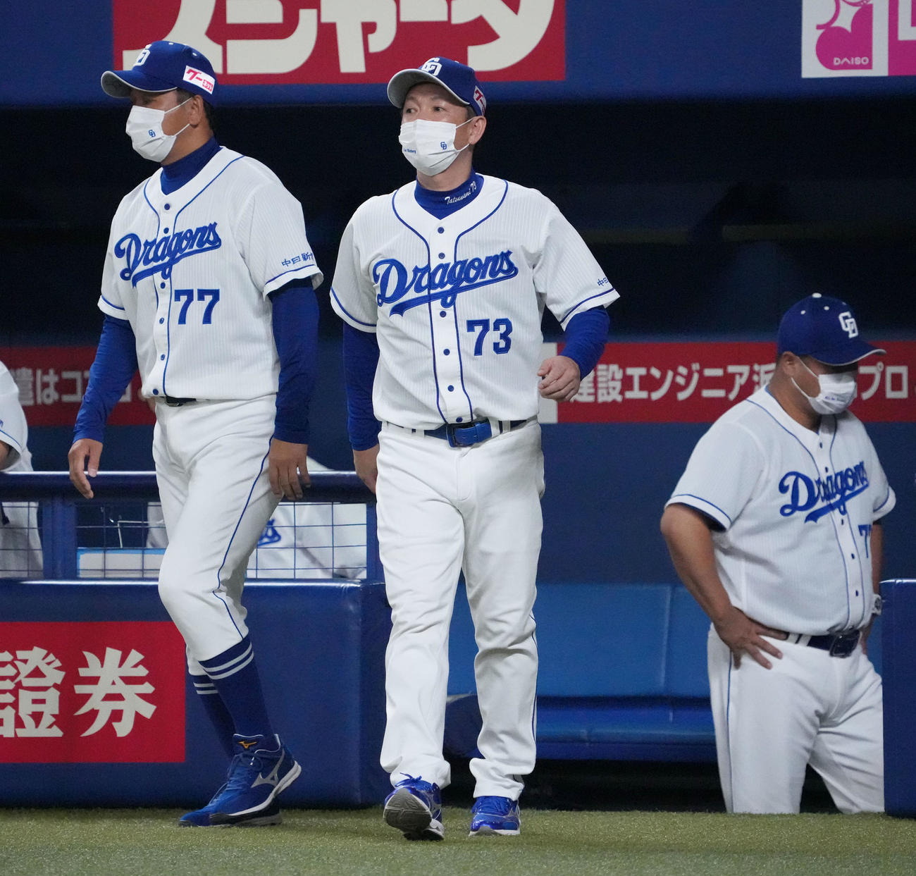 中日対広島　6回表広島1死二、三塁、投手交代を告げる立浪監督（中央）（撮影・森本幸一）