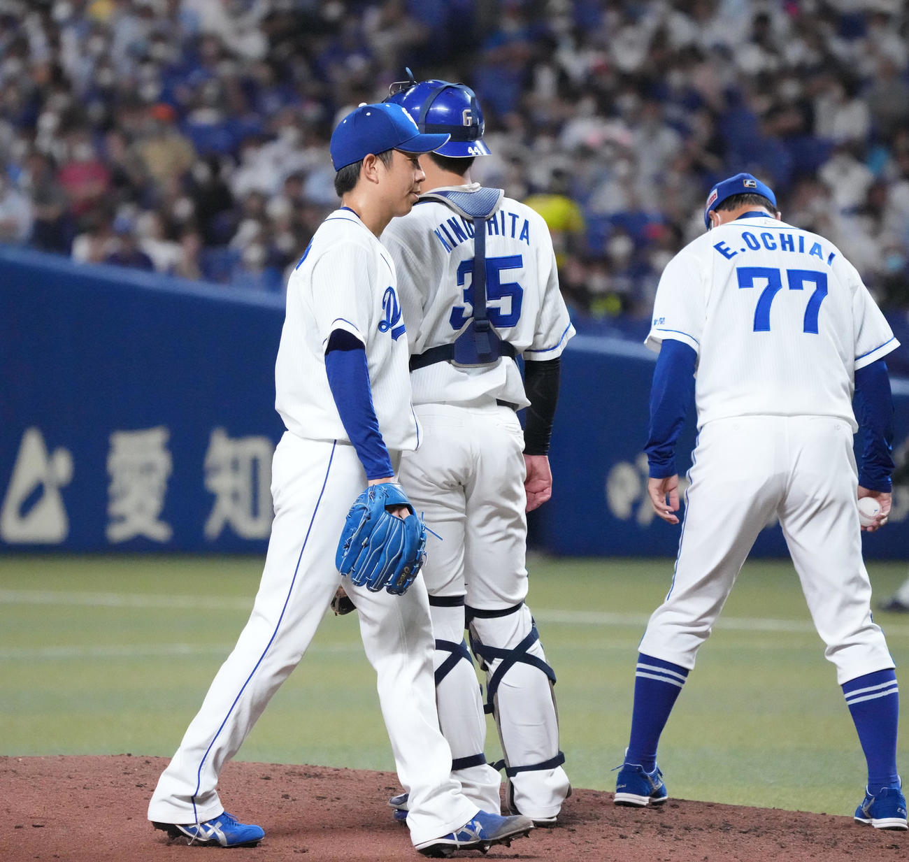 中日対広島　6回表広島1死二、三塁、マウンドを降りる松葉（左）（撮影・森本幸一）
