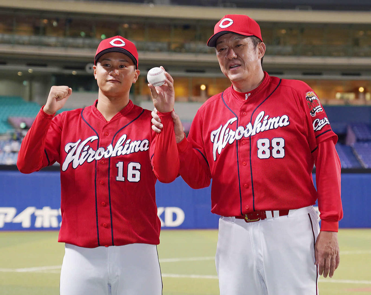 プロ初勝利し、ウイニングボールを手に広島佐々岡監督（右）とポーズを決める森（撮影・森本幸一）