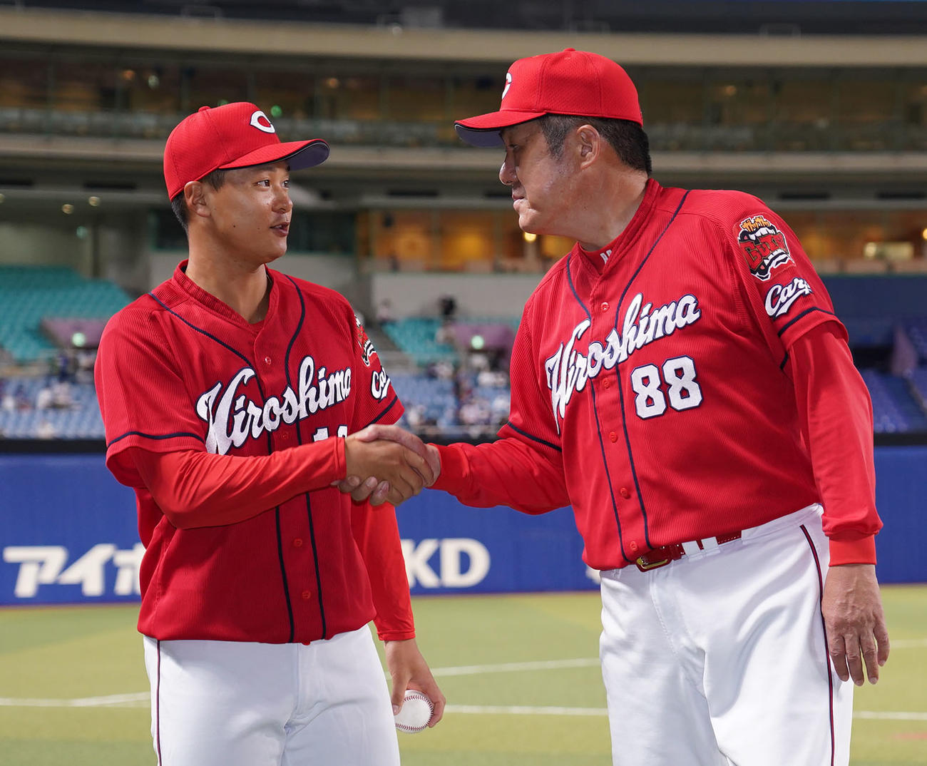 プロ初勝利し佐々岡監督（右）と握手を交わす森（撮影・森本幸一）