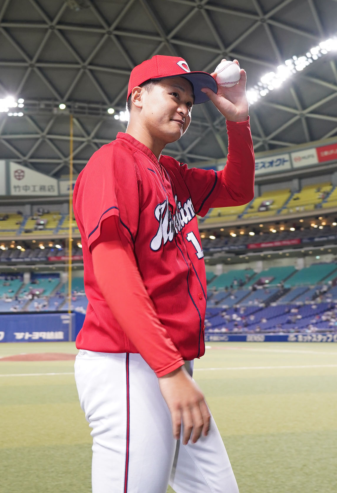 プロ初勝利のウイニングボールを手にスタンドにあいさつする森（撮影・森本幸一）