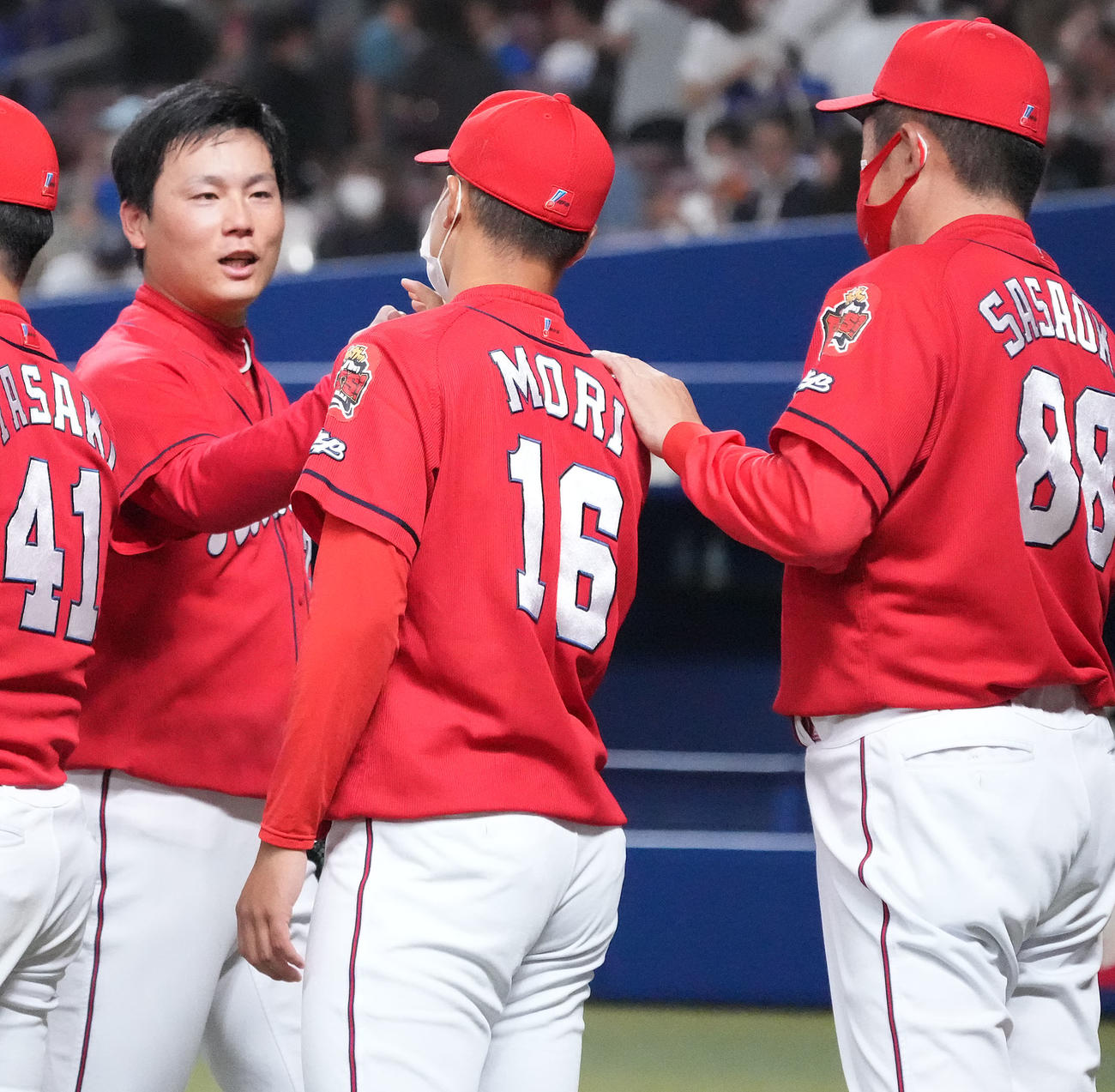 中日対広島　試合終了、森（中央）に勝利球を渡す栗林（左）（撮影・森本幸一）
