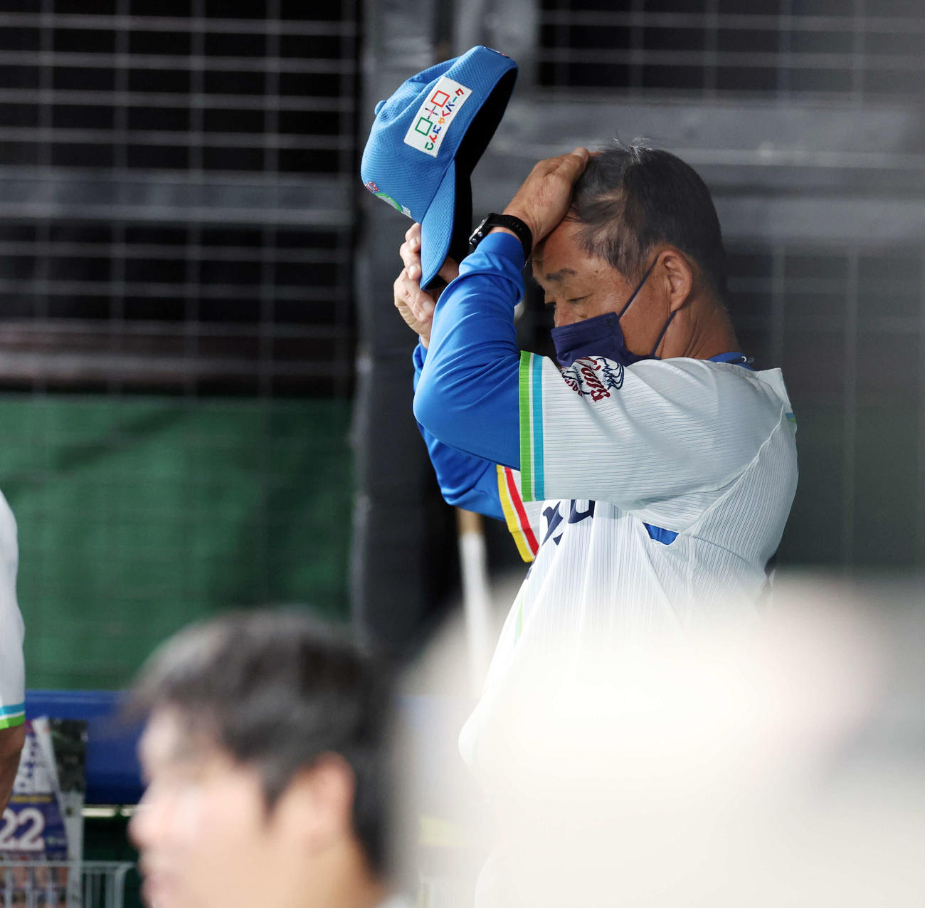 西武対ロッテ　ベンチで帽子をとり、汗をぬぐう西武辻監督（撮影・浅見桂子）
