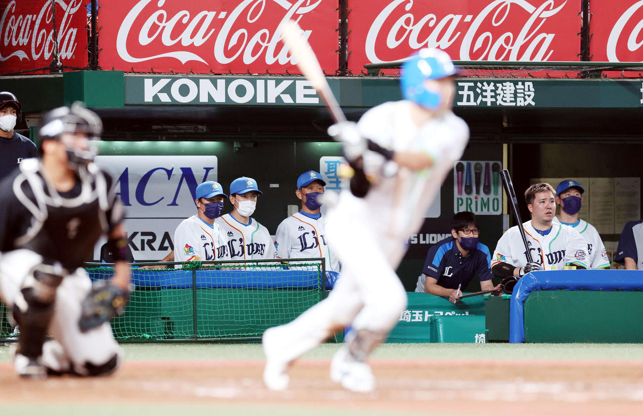 西武対ロッテ　9回裏西武2死、源田の打撃を静かに見つめる辻監督（中央）ら西武ベンチ。右は山川（撮影・浅見桂子）