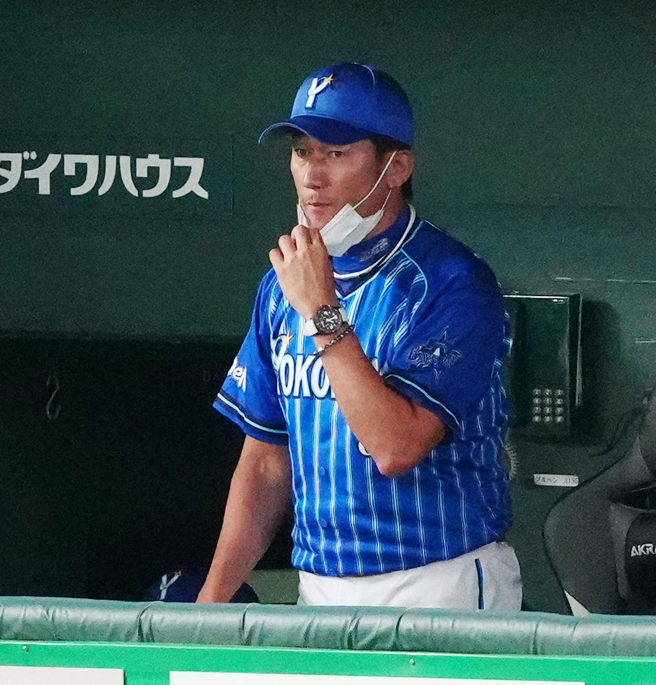巨人対DeNA 4回裏、ベンチで厳しい表情のDeNA三浦監督（撮影・江口和貴）