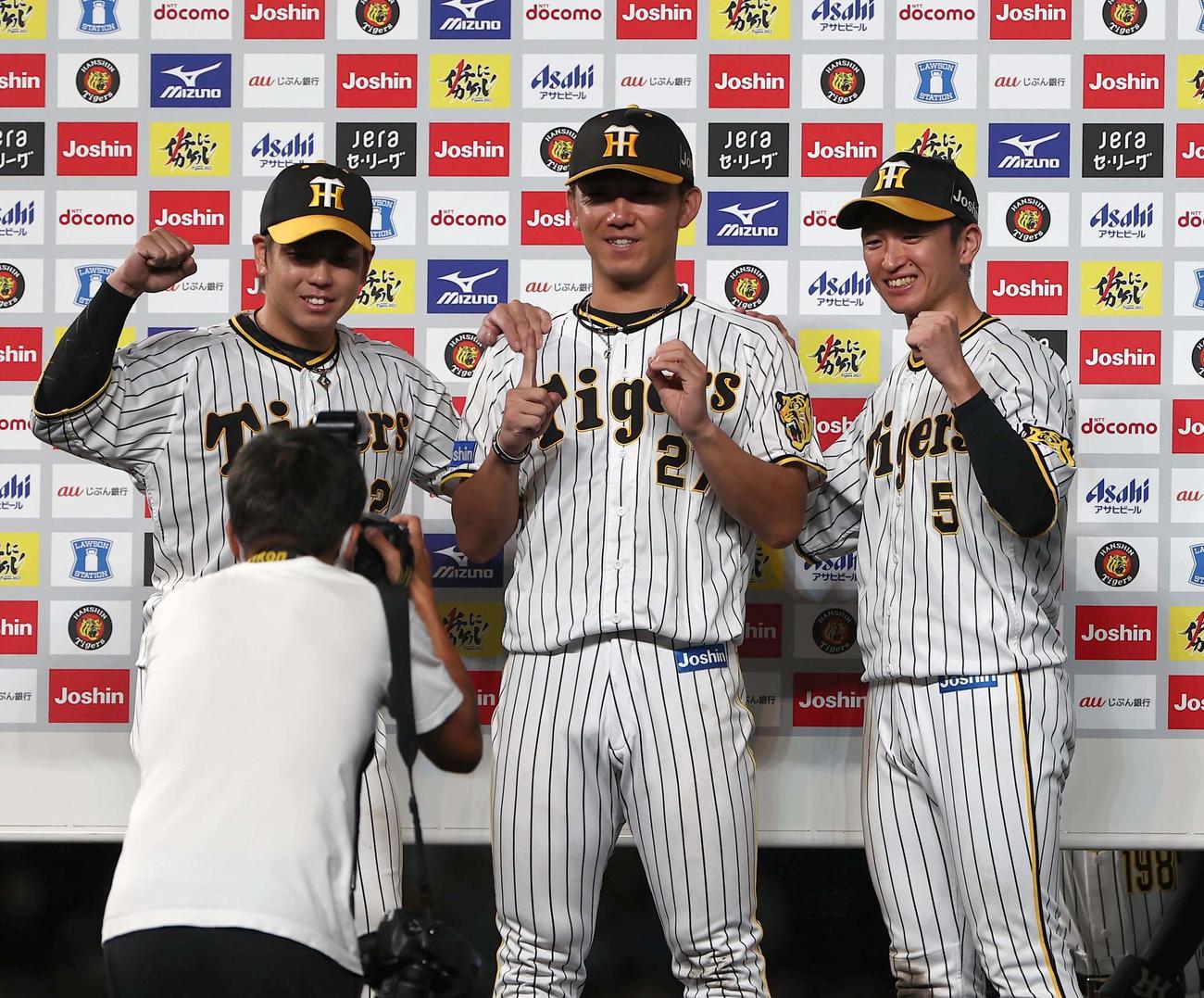 阪神対ヤクルト　お立ち台でポーズを決める左から梅野、伊藤将、近本（撮影・上田博志）