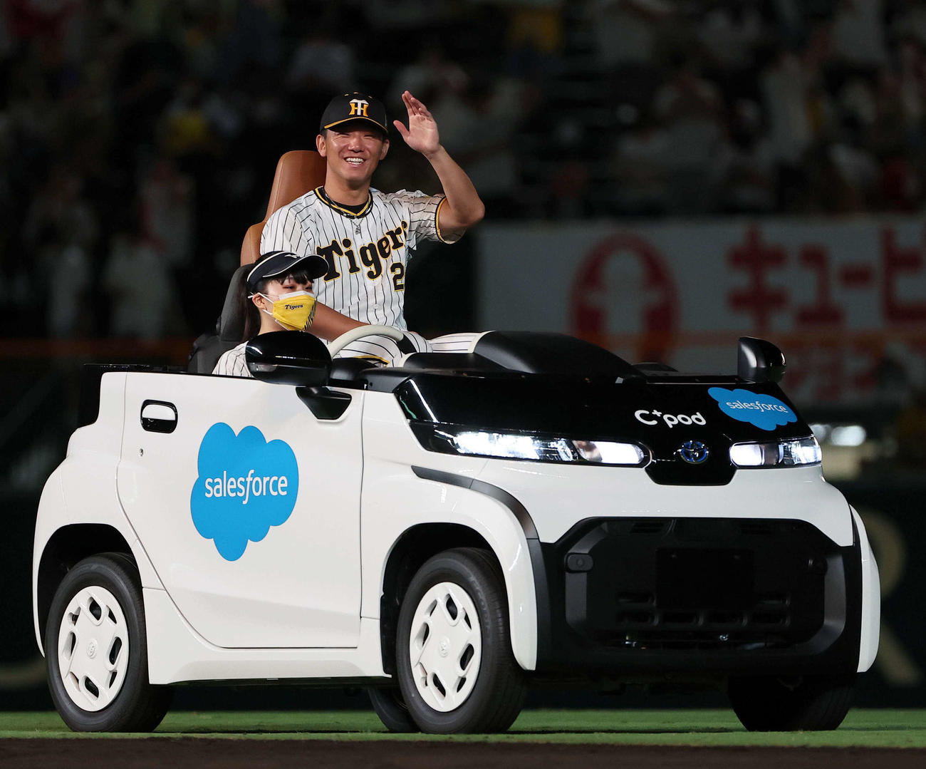 阪神対ヤクルト　リリーフカーで場内1周する伊藤将は満面の笑みを見せる（撮影・上田博志）