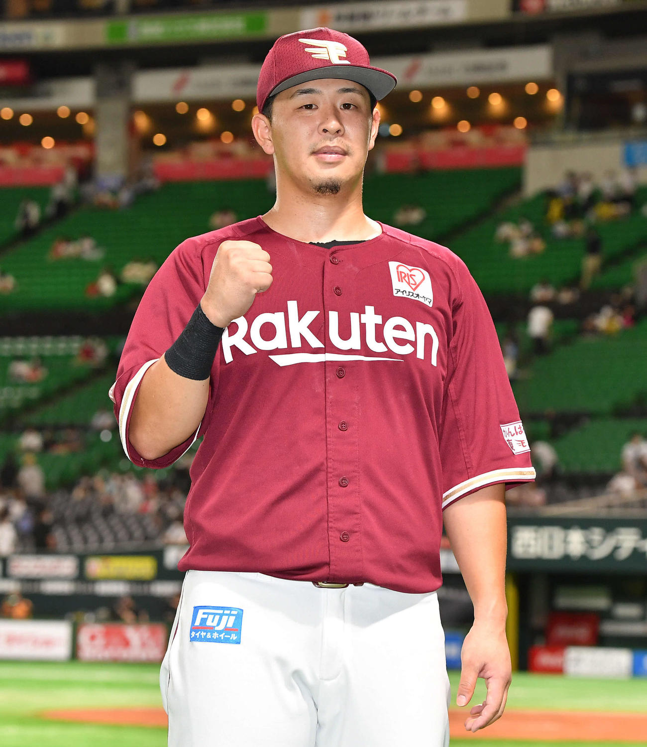 ソフトバンク対楽天　ソフトバンクに勝利し、ガッツポーズする浅村（撮影・岩下翔太）