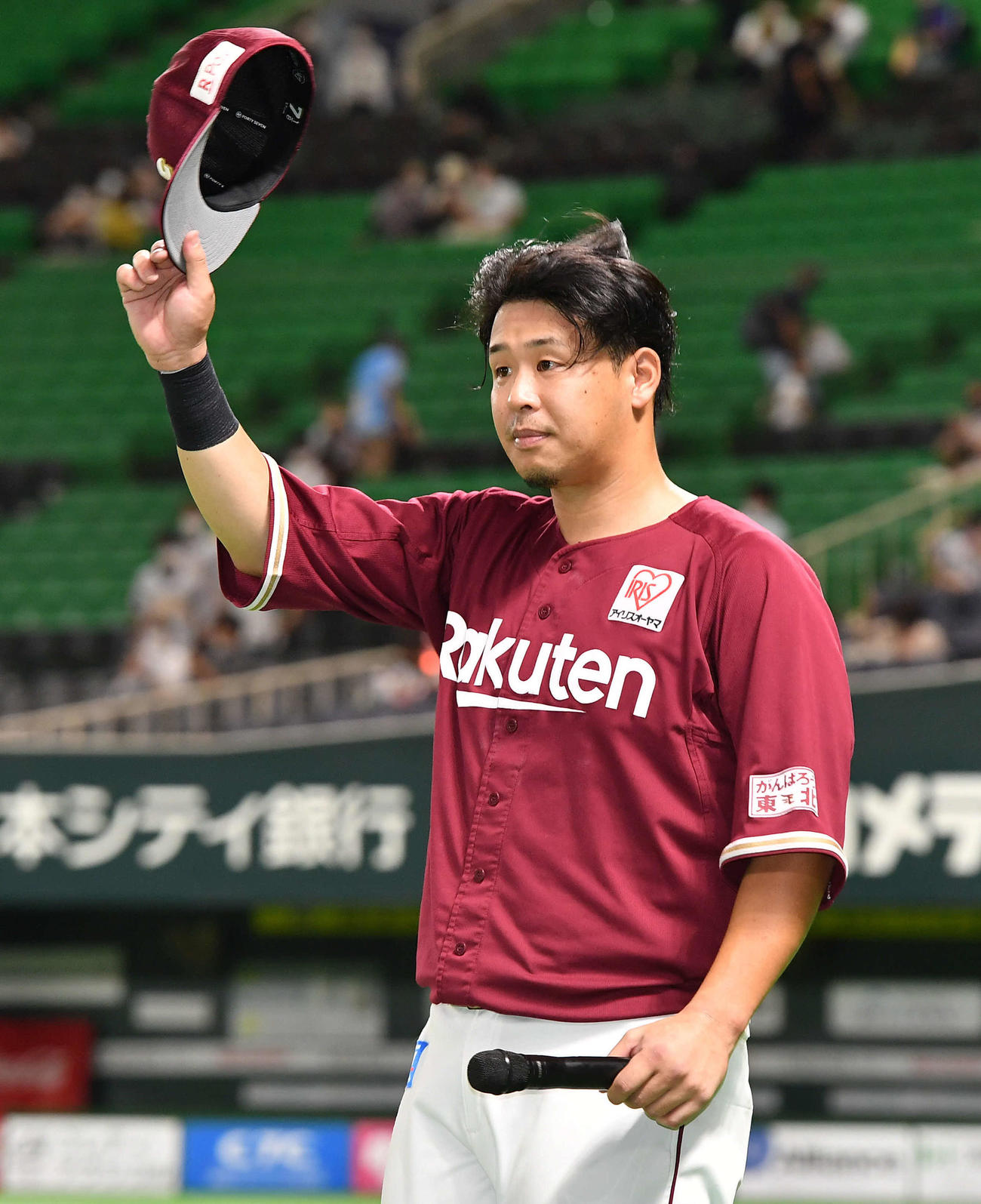 ソフトバンク対楽天　ヒーローインタビューを終え、左翼スタンドの楽天ファンに一礼する浅村（撮影・岩下翔太）