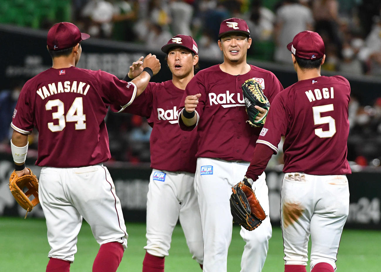 ソフトバンク対楽天　ソフトバンクに勝利し、笑顔でエアタッチを交わす浅村（右から2人目）ら楽天ナイン（撮影・岩下翔太）