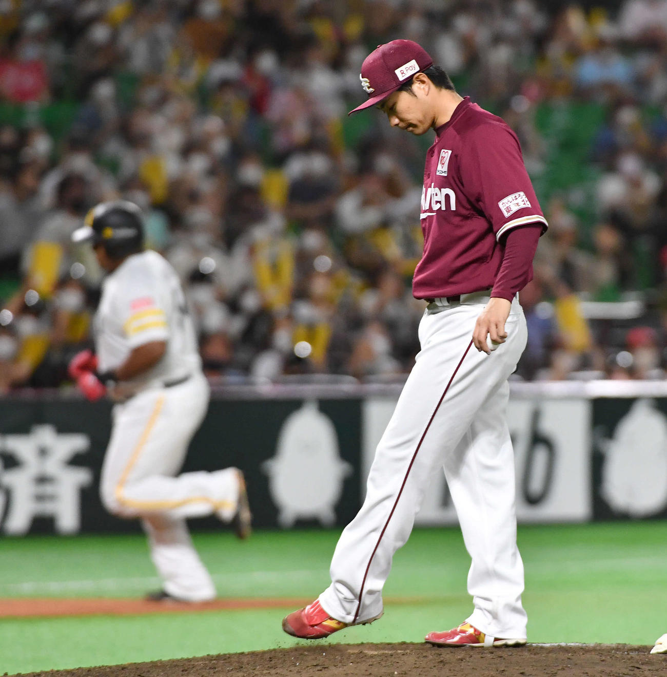 ソフトバンク対楽天　6回裏ソフトバンク1死、デスパイネ（左）に左越え本塁打を打たれた辛島（撮影・岩下翔太）