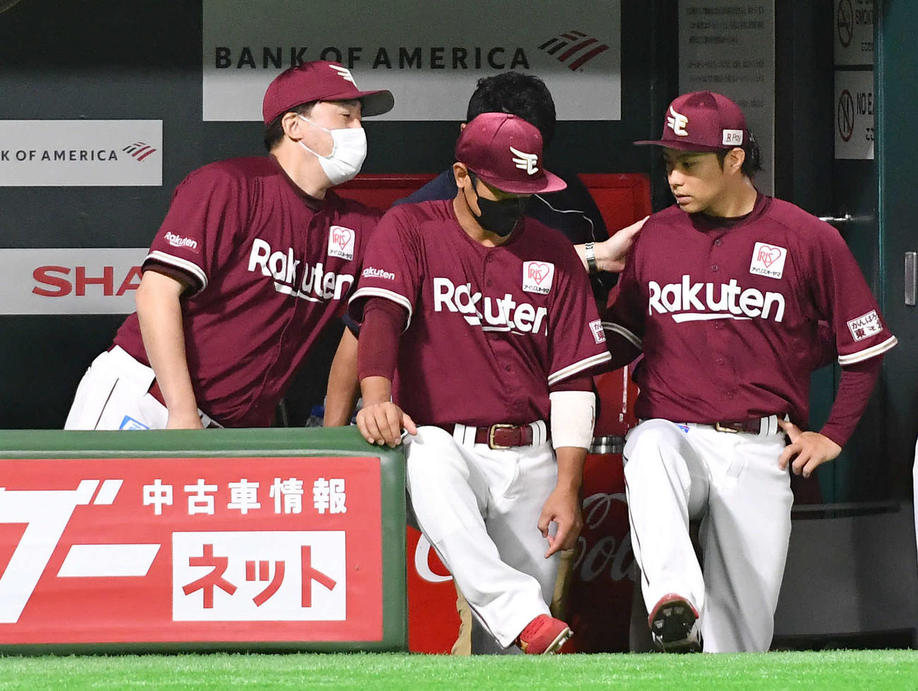 ソフトバンク対楽天　6回途中降板となった辛島（右）をねぎらう石井監督（撮影・岩下翔太）