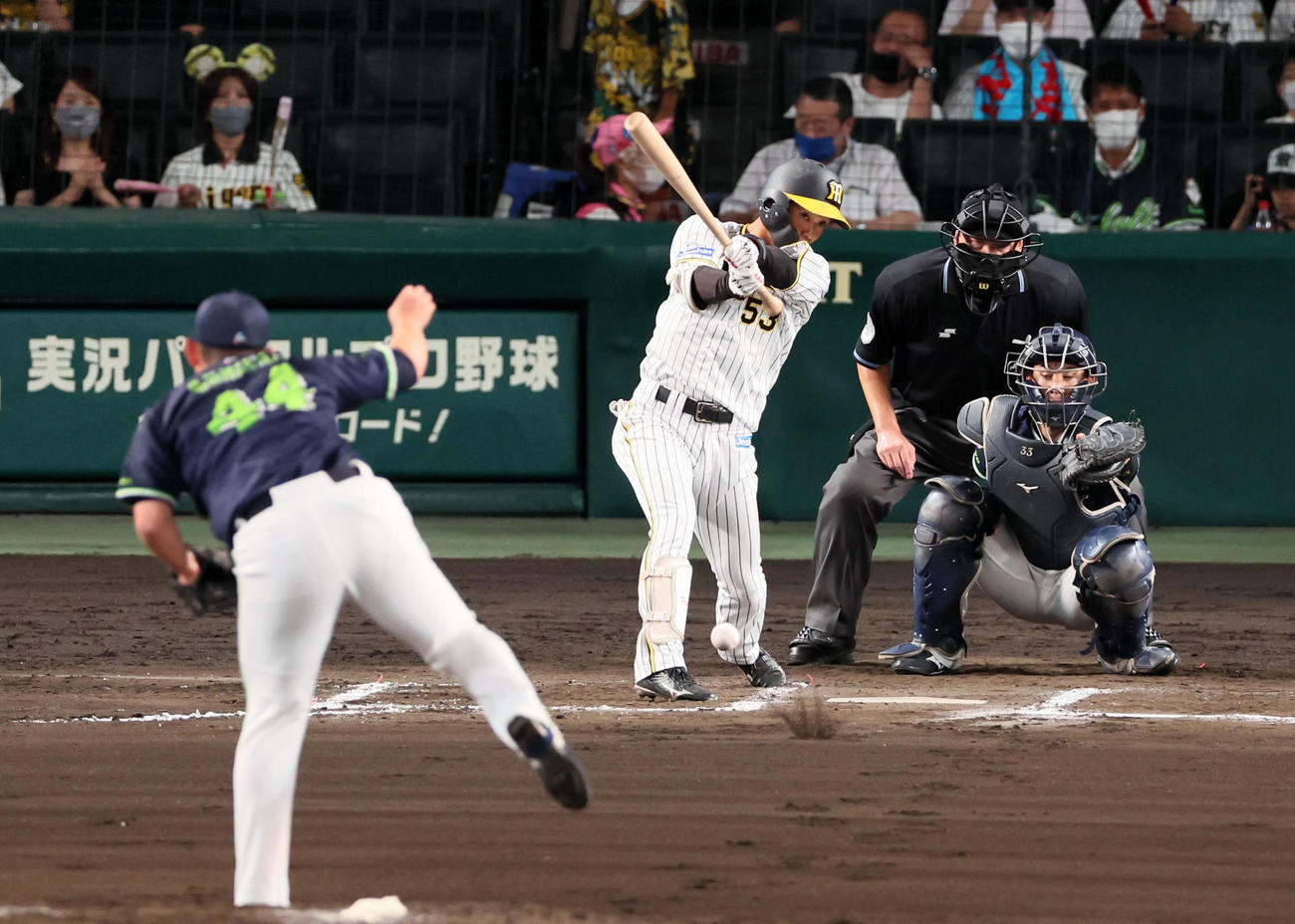 阪神対ヤクルト　6回裏阪神1死二塁、島田は二塁内野安打を放つ。投手は大西（撮影・加藤哉）