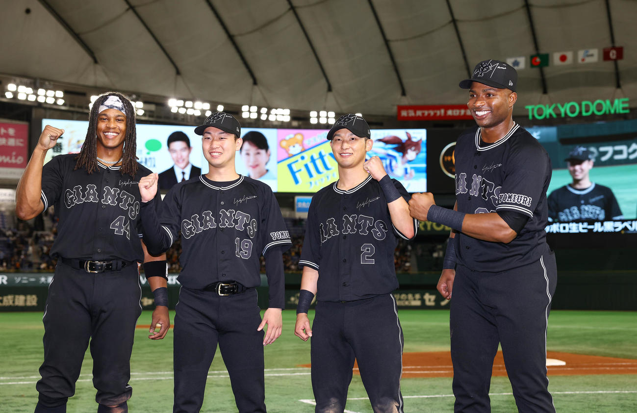 巨人対DeNA DeNAに大勝しポーズを決めるヒーローの、左から巨人ウォーカー、山崎伊、吉川尚、ポランコ（撮影・垰建太）