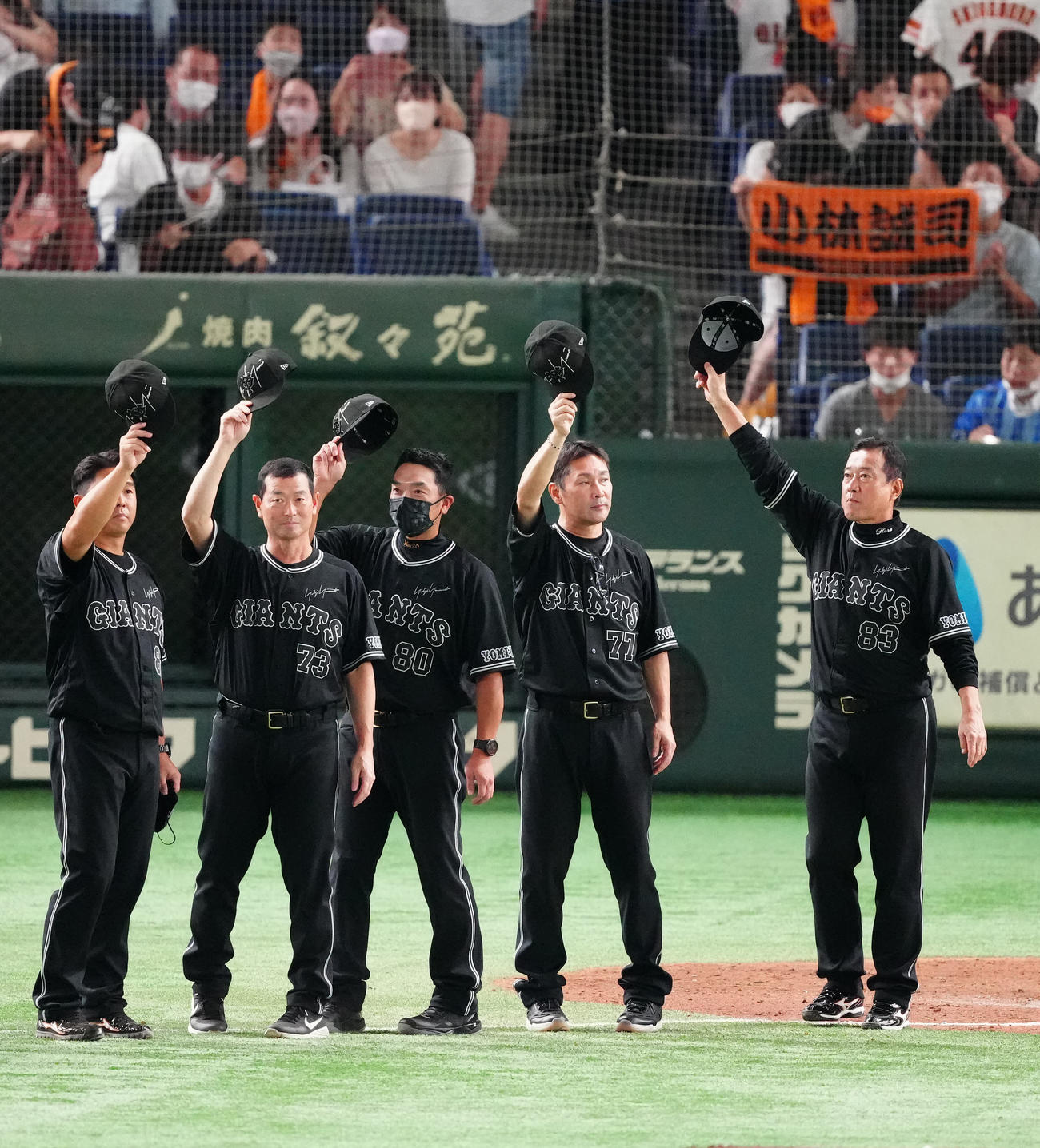 巨人対DeNA　試合後、あいさつする巨人原監督（右端）ら首脳陣（撮影・江口和貴）