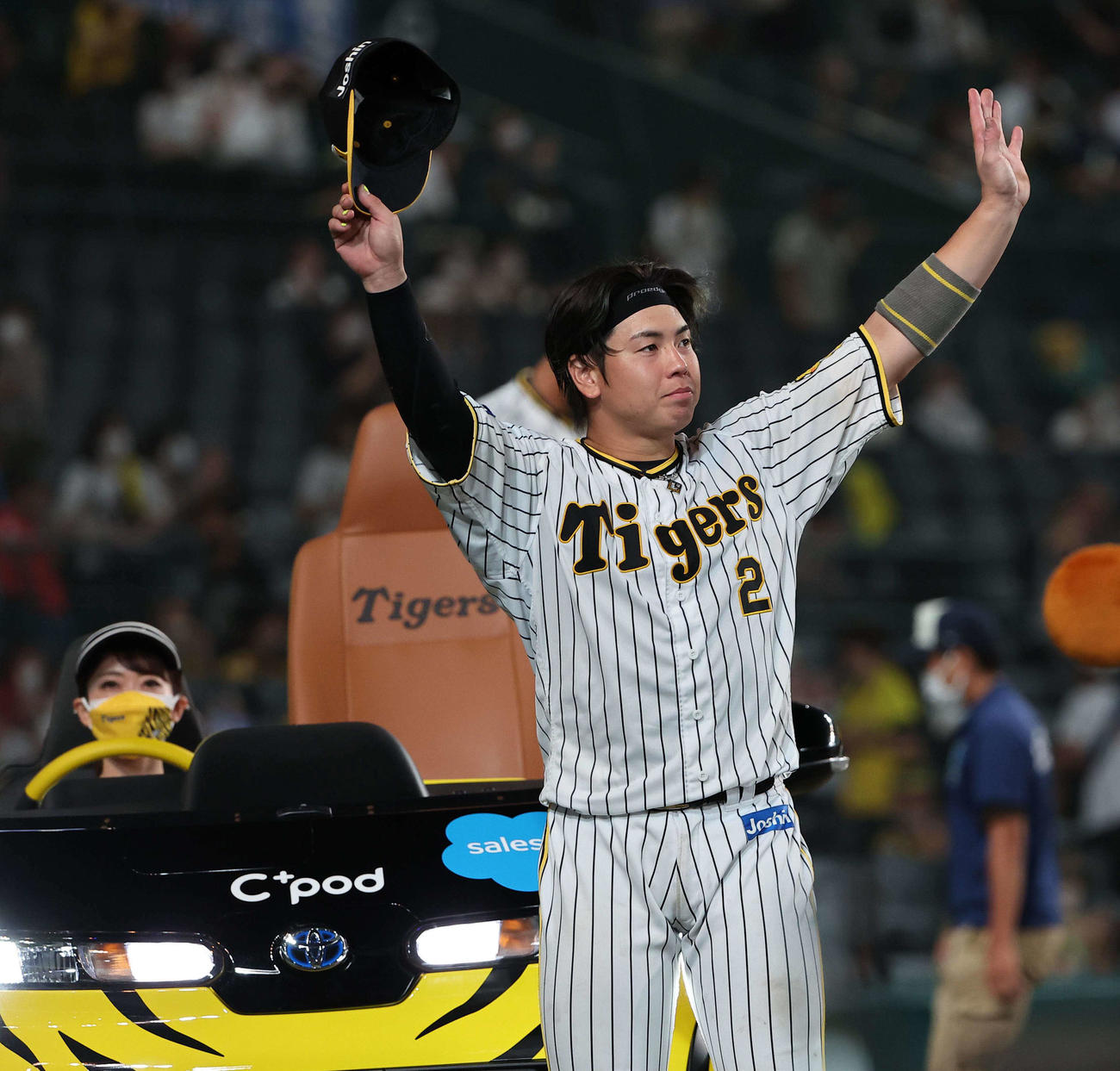 阪神対ヤクルト　ファンの拍手に手を振って応える梅野（撮影・上田博志）