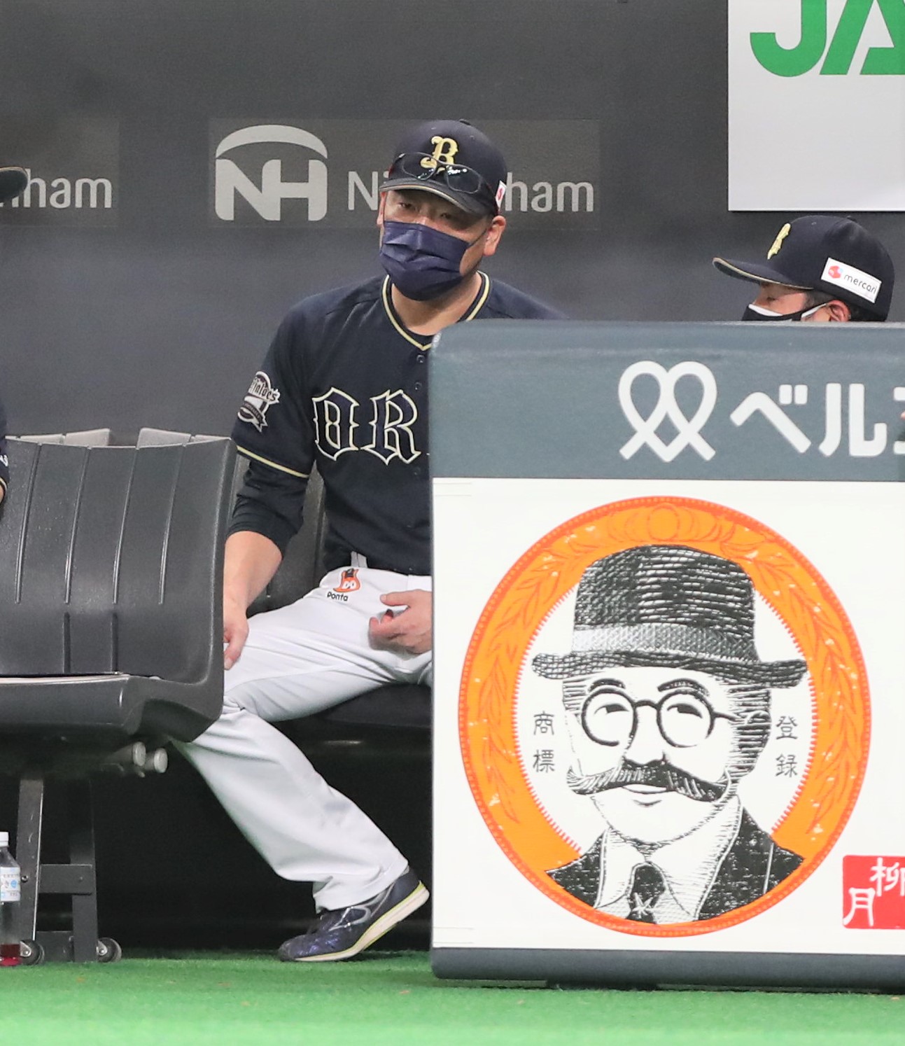 日本ハム対オリックス　ベンチで渋い表情の中嶋監督（撮影・黒川智章）