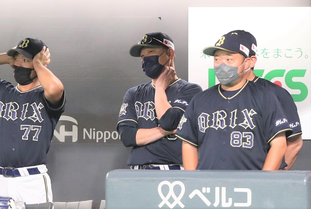 日本ハム対オリックス　ベンチで渋い表情の中嶋監督（中央）（撮影・黒川智章）