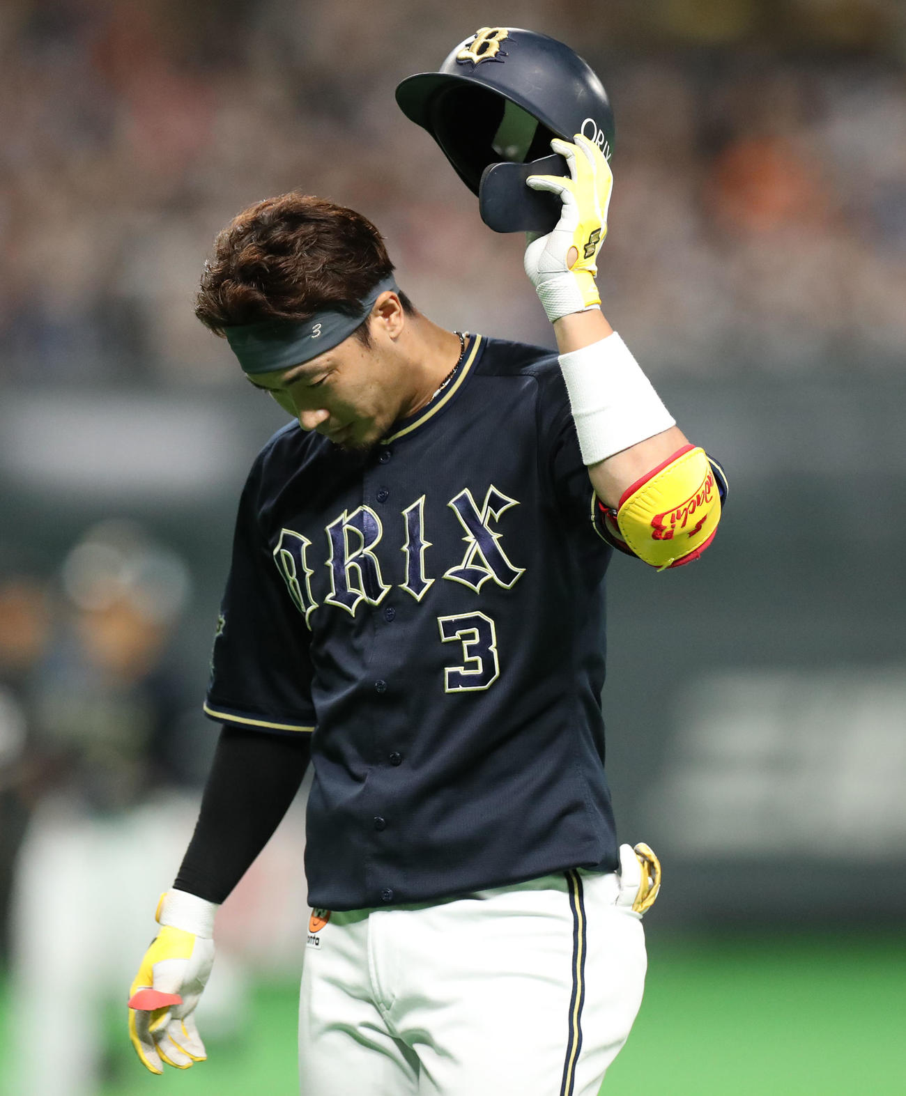 日本ハム対オリックス　8回表オリックス2死満塁、右飛に終わりうつむきながらベンチに戻る安達（撮影・佐藤翔太）
