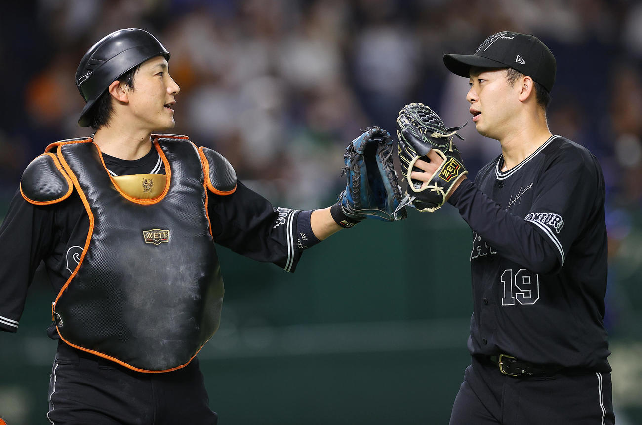 巨人対DeNA 1回表DeNAの攻撃を無失点に抑えタッチを交わす巨人先発の山崎伊（右）と小林（撮影・垰建太）