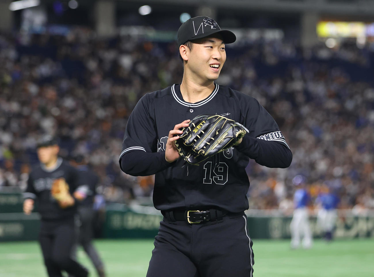巨人対DeNA 4回表DeNAの攻撃を無失点に抑えた巨人山崎伊は笑顔を見せる（撮影・垰建太）