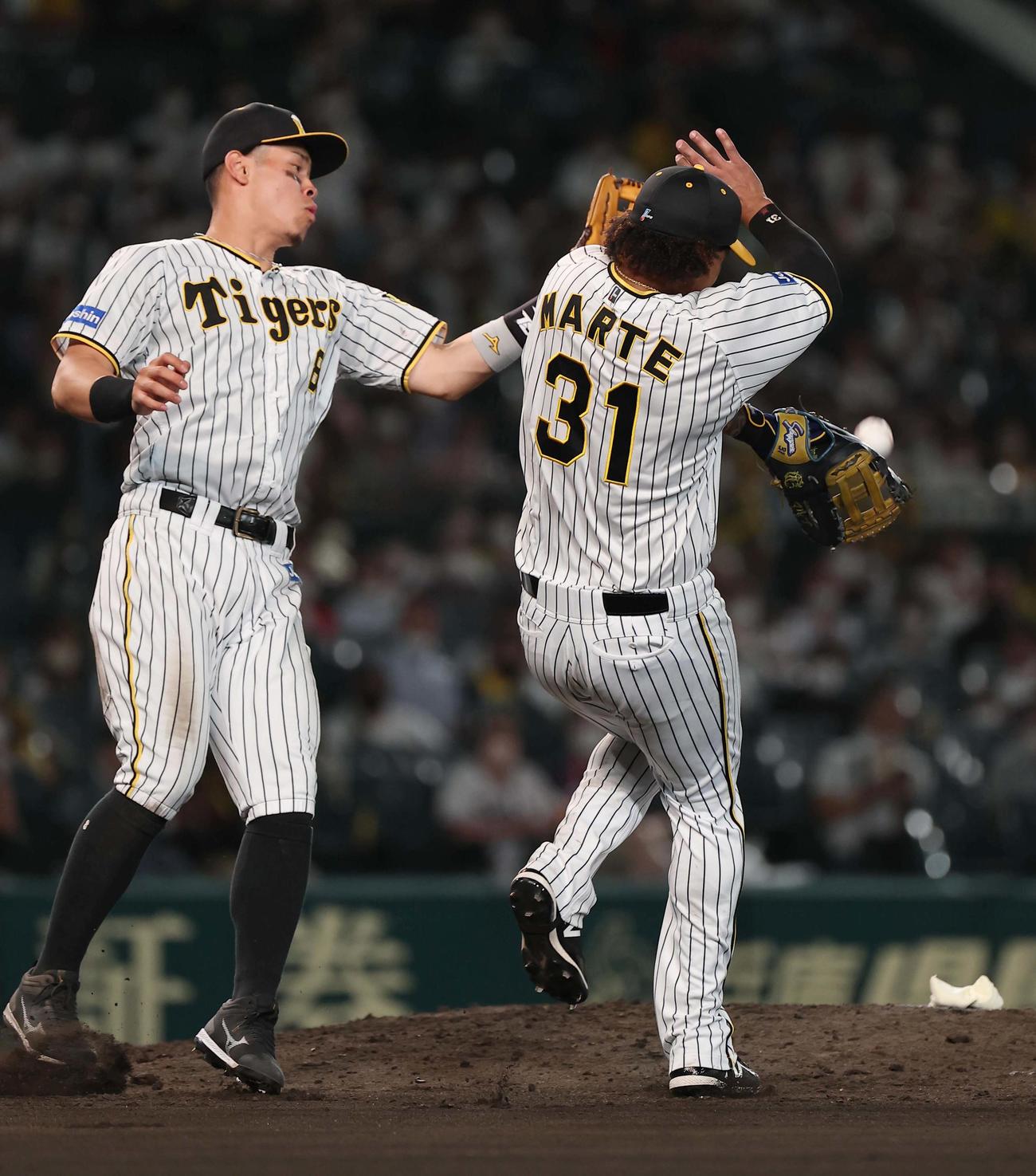 阪神対ヤクルト　6回表ヤクルト1死、佐藤輝（左）とマルテは浜田の飛球を捕れず二塁打を許す（撮影・上田博志）