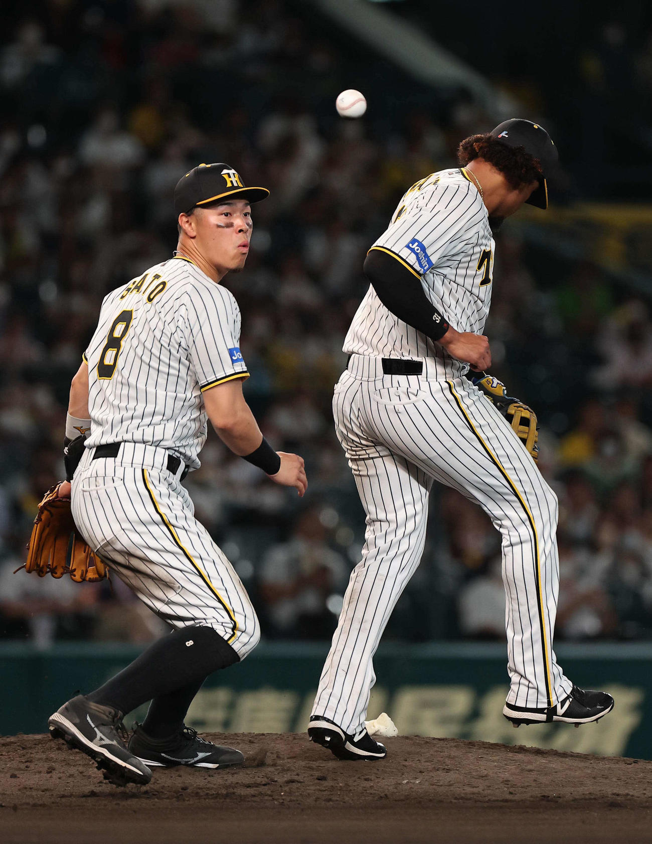 阪神対ヤクルト　6回表ヤクルト1死、佐藤輝（左）とマルテは浜田の飛球を捕れず二塁打を許す（撮影・上田博志）